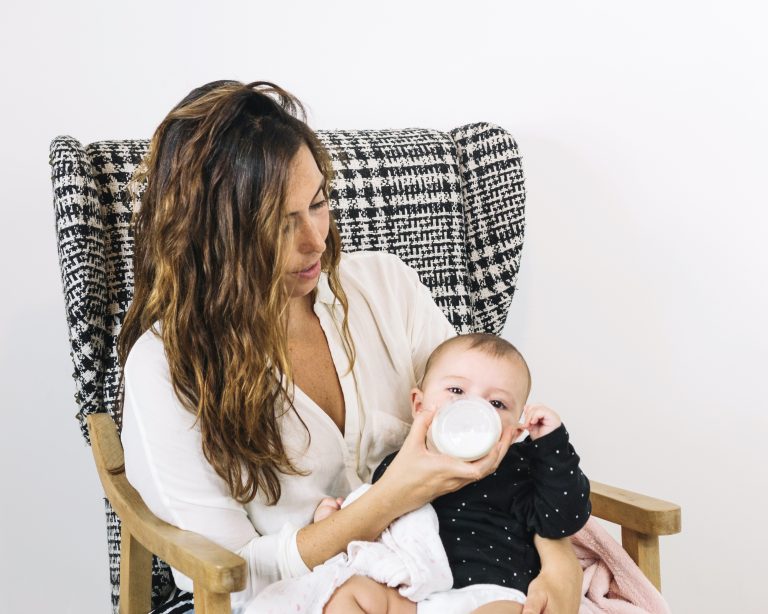 Przerwy na karmienie dziecka – czy wiesz komu, ile i jak długo przysługują?